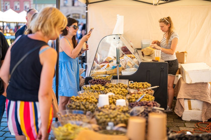 Wrocławska Feta przyciąga na Rynek miłośników serów, win i piwa. Do degustacji przysmaki z Wrocławia, Dolnego Śląska i krajów europejskich