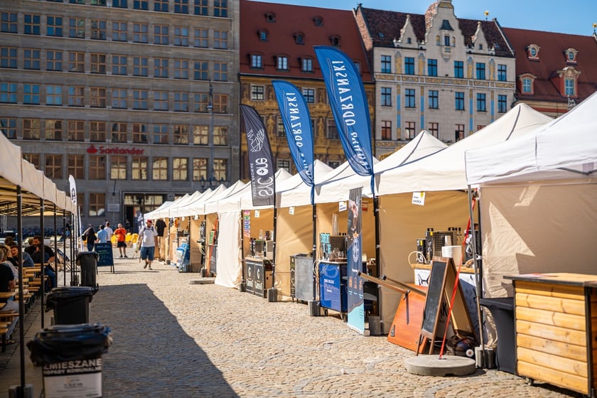 Wrocławska Feta przyciąga na Rynek miłośników serów, win i piwa. Do degustacji przysmaki z Wrocławia, Dolnego Śląska i krajów europejskich
