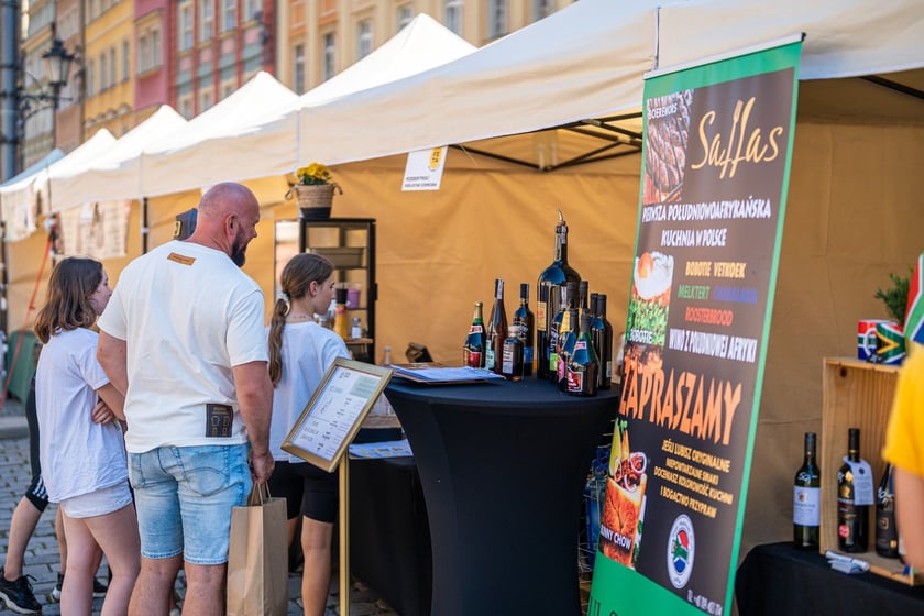 Wrocławska Feta przyciąga na Rynek miłośników serów, win i piwa. Do degustacji przysmaki z Wrocławia, Dolnego Śląska i krajów europejskich