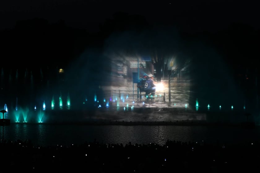 Wyjątkowy pokaz fontanny multimedialnej o powodzi tysiąclecia - Pergola przy Hali Stulecia. 23 lipca 2022 r.