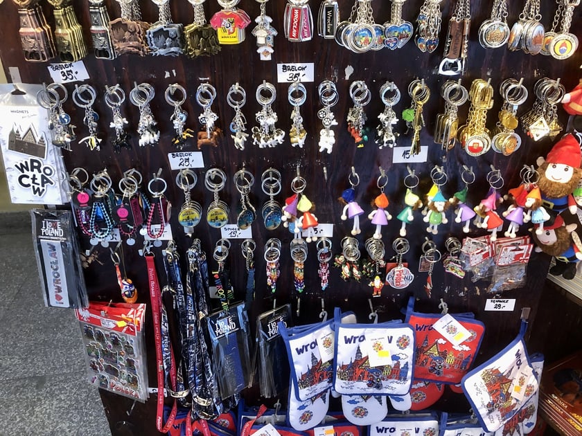 Breloczki - kosztują od 15 do 35 zł (sklep Souvenirs & more)