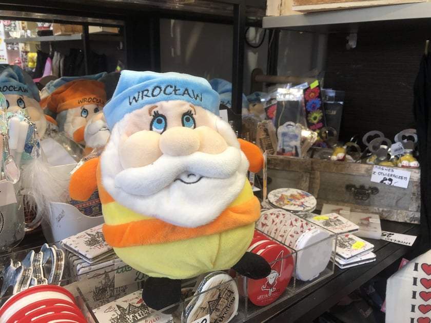 Krasnalowe maskotki kupimy za 59 zł (sklep Souvenirs & more)