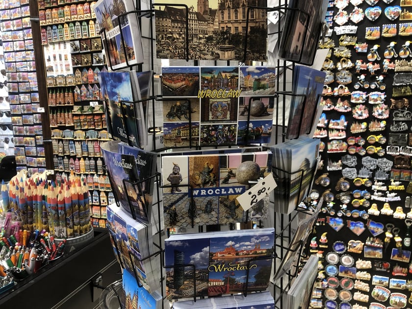 Pocztówki w sklepie Souvenirs & Toys, przy ul. Oławskiej kupimy za 2,50 zł