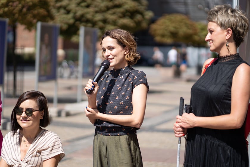 Aktorka Aleksandra Hamkało podczas otwarcia wystawy #WPEŁNIKOBIECA, którą obejrzymy na Świdnickiej