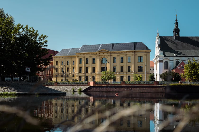 L?UNI swój wyjątkowy charakter zawdzięcza połączeniu zabytkowych elementów z nowoczesną myślą architektoniczną