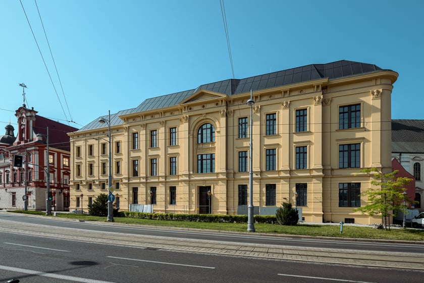 L?UNI swój wyjątkowy charakter zawdzięcza połączeniu zabytkowych elementów z nowoczesną myślą architektoniczną