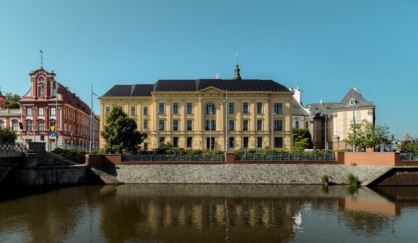 L?UNI swój wyjątkowy charakter zawdzięcza połączeniu zabytkowych elementów z nowoczesną myślą architektoniczną