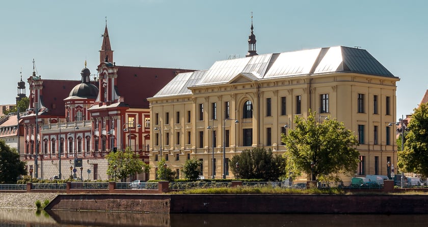 L?UNI swój wyjątkowy charakter zawdzięcza połączeniu zabytkowych elementów z nowoczesną myślą architektoniczną