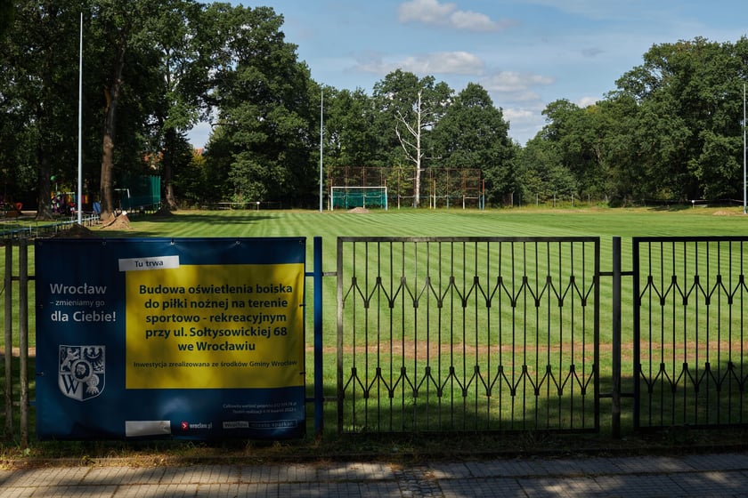 Boisko przy ul. Sołtysowickiej otrzyma słupy oświetleniowe