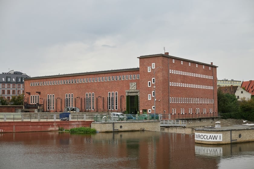 Budynki elektrowni wodnych przy moście Pomorskim Południowym