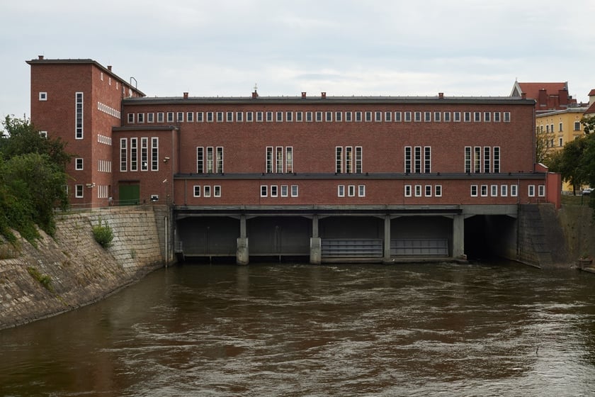 Budynki elektrowni wodnych przy moście Pomorskim Południowym