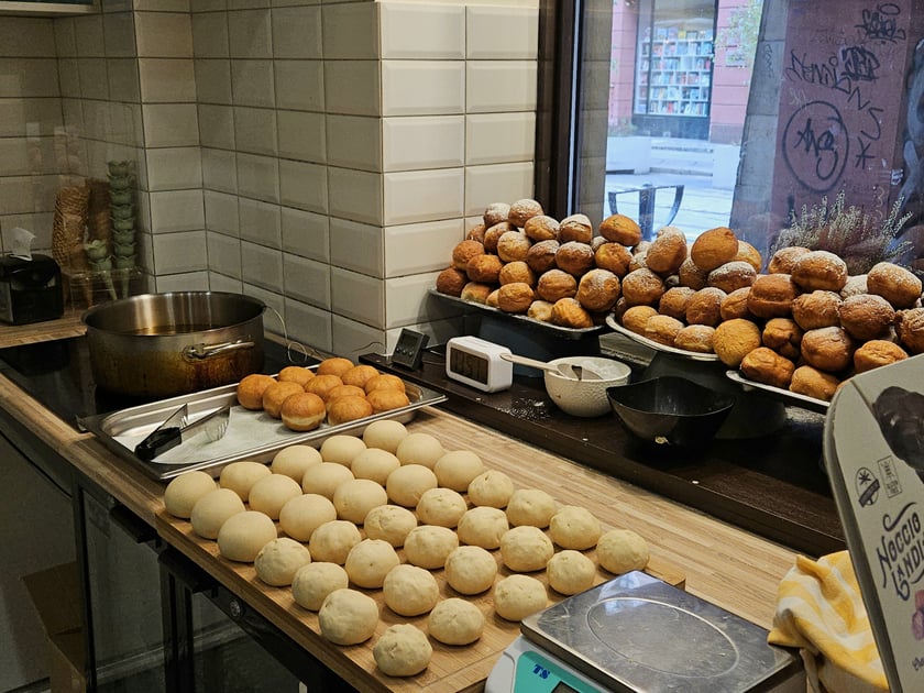 W Al Pączino zjemy świeżo nadziewane pączki.