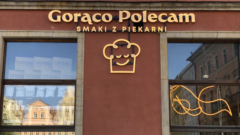 Szyld Gorąco Polecam na wrocławskim placu Solnym.