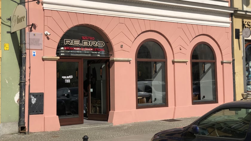 Na zdjęciu szyld nowego lokalu ReBro Bistro - Breakfast, Burgers & Steaks na wrocławskim placu Solnym.