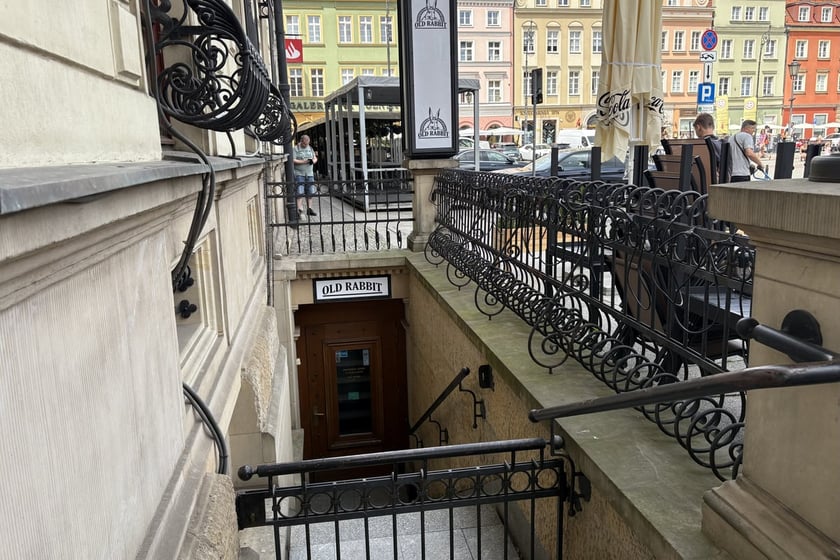 Wejście do lokalu Old Rabbit Co. we Wrocławiu