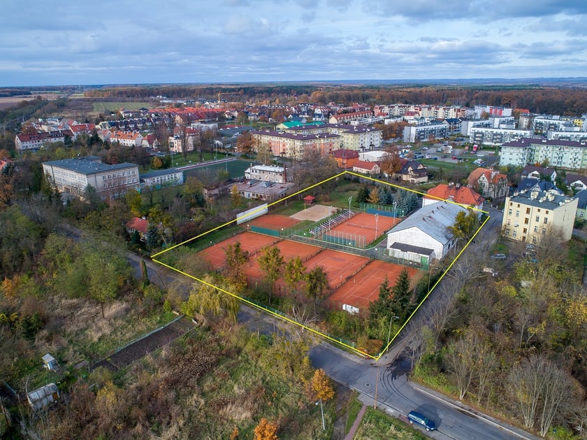 Hotel, który będzie można kupić wraz z zabudowaniami i infrastrukturą sportową, leży w Leśnicy