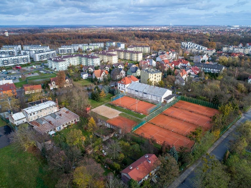 Hotel, który będzie można kupić wraz z zabudowaniami i infrastrukturą sportową, leży w Leśnicy