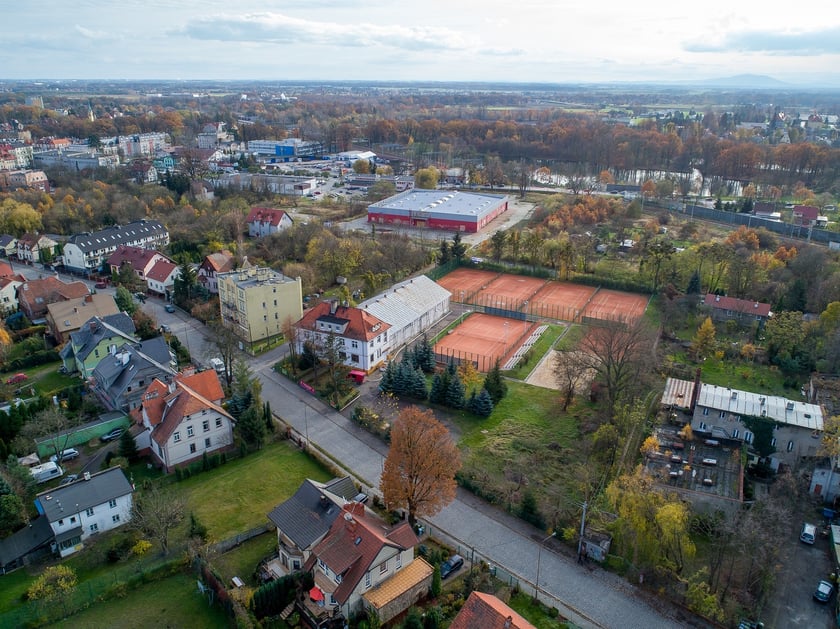 Hotel, który będzie można kupić wraz z zabudowaniami i infrastrukturą sportową, leży w Leśnicy