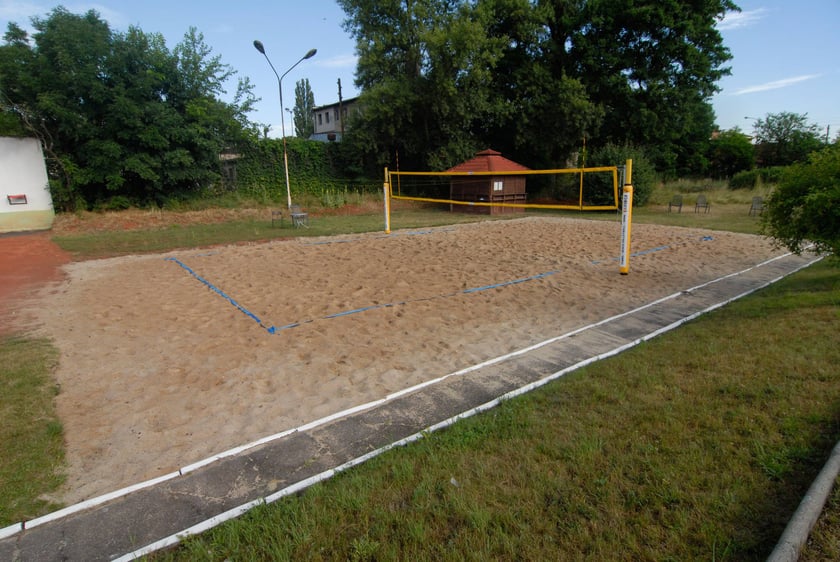 Hotel, który będzie można kupić wraz z zabudowaniami i infrastrukturą sportową, leży w Leśnicy