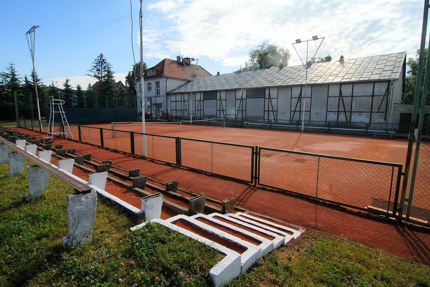 Hotel, który będzie można kupić wraz z zabudowaniami i infrastrukturą sportową, leży w Leśnicy