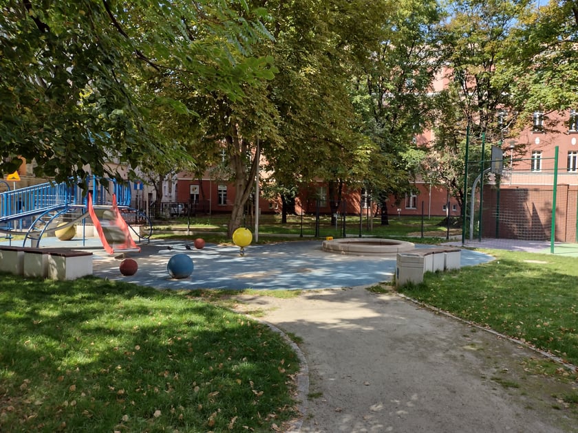 Podwórko na Nadodrzu, przy placu Świętego Macieja, po remoncie