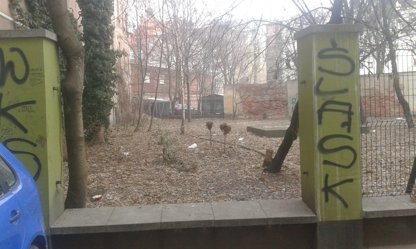 Podwórko na Nadodrzu, przy placu Świętego Macieja, przed remontem