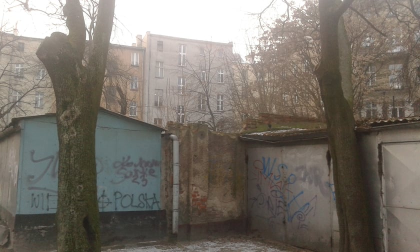 Podwórko na Nadodrzu, przy placu Świętego Macieja, przed remontem