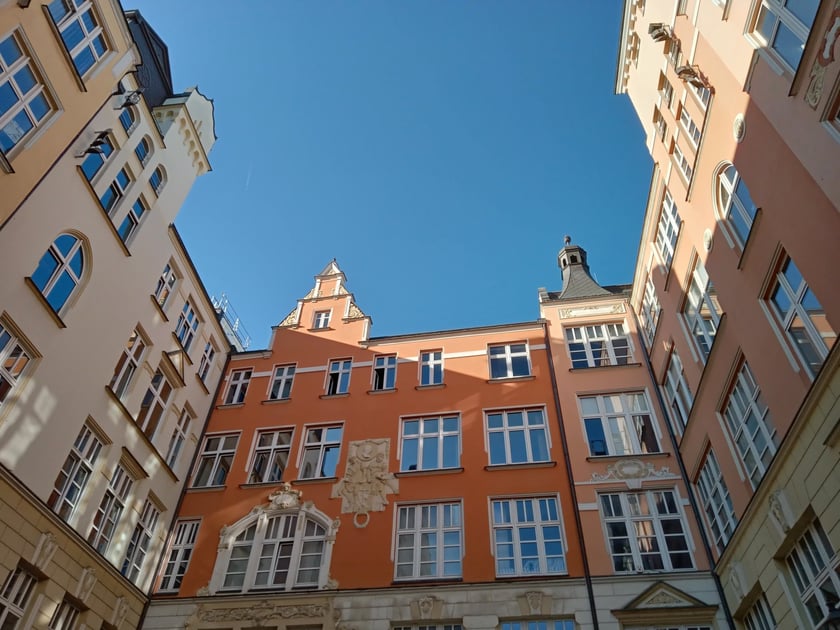 Niebo Cafe. Ul. Ruska 51 B Jak jest w Niebie? Jak w niebie! ?Koncerty, wydarzenia kulturalne, karaoke, stand up i rzeka dobrych wspomnień? ? czytamy na FB.