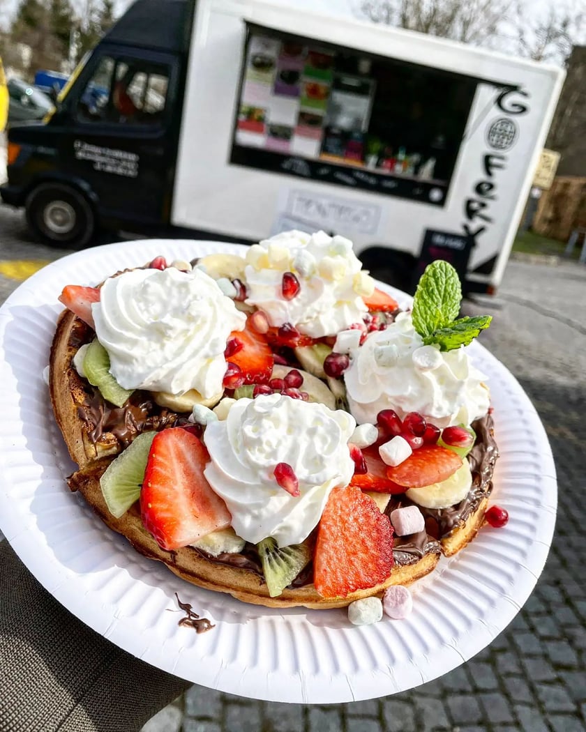 Tentego pizza & gofery działa eventowo. Ich foodtrucki mogliśmy zobaczyć m.in. pod Halą Stulecia i na wielu beach barach. W ofercie są wyboru gofry na słodko, np. z mascarpone, owocami i sosem mango lub na słono ? z hummusem, czarnuszką, ogórkiem, pomidorkami, rukolą i pestkami słonecznika. Można go schrupać razem ze znajomymi, ponieważ jest okrągły i podzielony na cztery kawałki. W ten weekend (26-28 sierpnia) zjemy okrągłe gofry na wydarzeniu Winiarze i Gastro Miasto (Tor Wyścigów Konnych Partynice), a także w Zamku Leśnica na Dniach Fantastyki. Szczegóły postoju trucka znajdziemy na facebooku. Cena: od 9 do 30 zł.