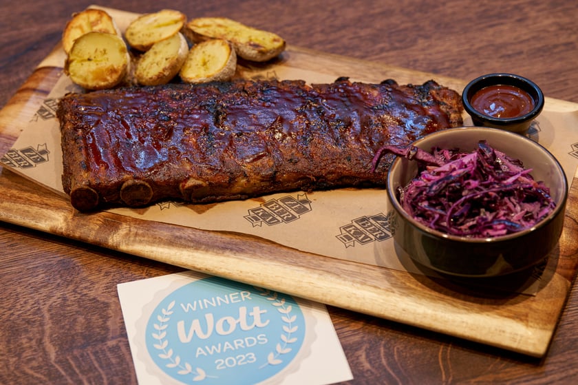 Głównym daniem serwowanym we wrocławskiej restauracji są żeberka w różnej formie.