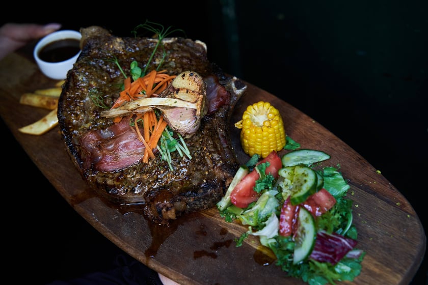 Jeśli masz ochotę na steka, koniecznie skorzystaj z oferty Winners Steakhouse Pub Wrocław.