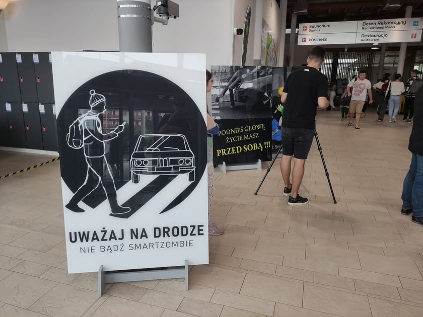 Wystawa ?Nie bądź SmartZombie" stanęła w holu głównym wrocławskiego Aquaparku przy ul. Borowskiej
