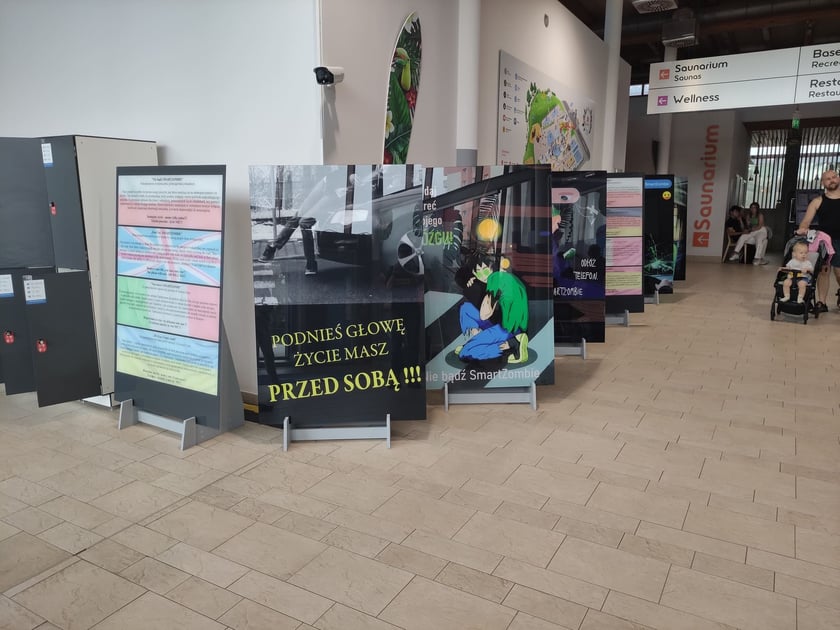 Wystawa ?Nie bądź SmartZombie" stanęła w holu głównym wrocławskiego Aquaparku przy ul. Borowskiej