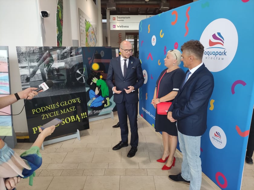 Wystawa ?Nie bądź SmartZombie" stanęła w holu głównym wrocławskiego Aquaparku przy ul. Borowskiej