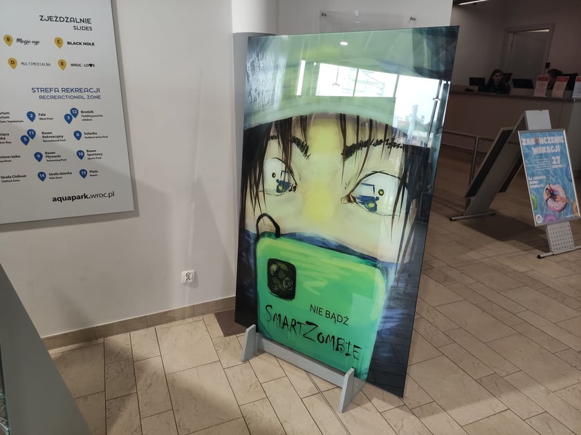 Wystawa ?Nie bądź SmartZombie" stanęła w holu głównym wrocławskiego Aquaparku przy ul. Borowskiej