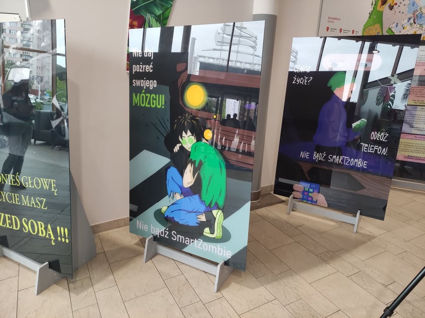 Wystawa ?Nie bądź SmartZombie" stanęła w holu głównym wrocławskiego Aquaparku przy ul. Borowskiej