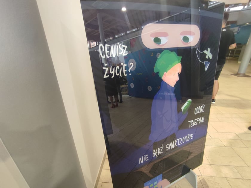 Wystawa ?Nie bądź SmartZombie" stanęła w holu głównym wrocławskiego Aquaparku przy ul. Borowskiej