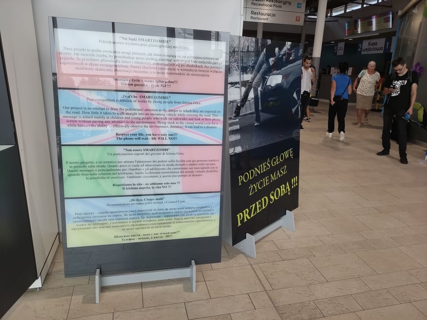 Wystawa ?Nie bądź SmartZombie" stanęła w holu głównym wrocławskiego Aquaparku przy ul. Borowskiej