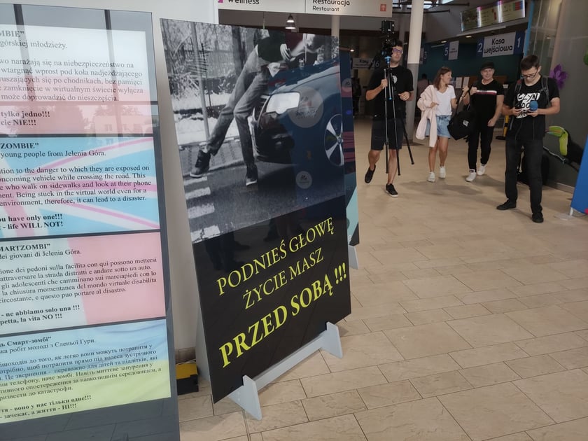 Wystawa ?Nie bądź SmartZombie" stanęła w holu głównym wrocławskiego Aquaparku przy ul. Borowskiej