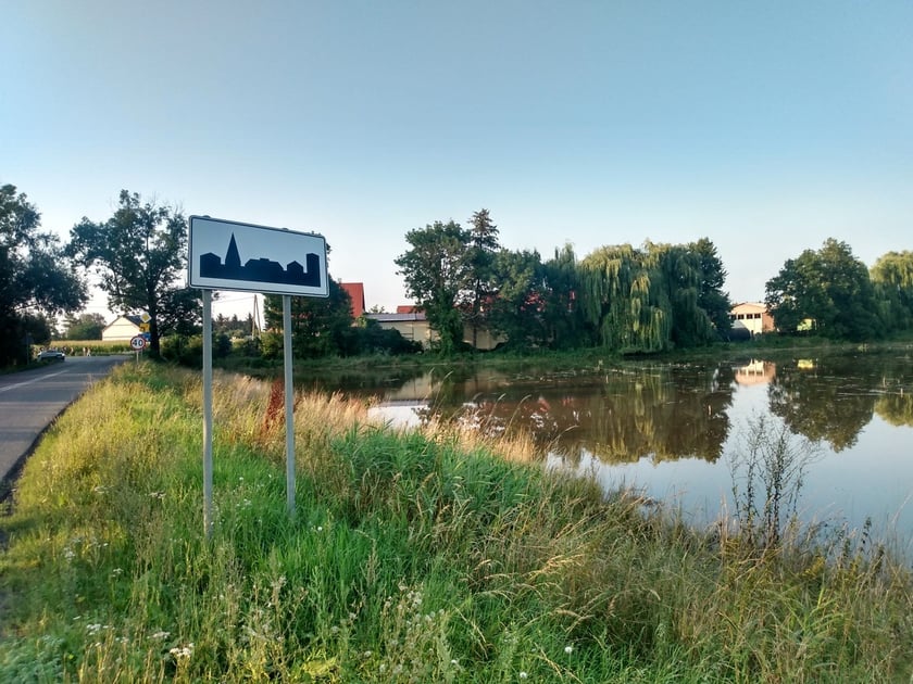 Rzeka Czarna Woda w Gniechowicach wylała się ze swojego koryta.