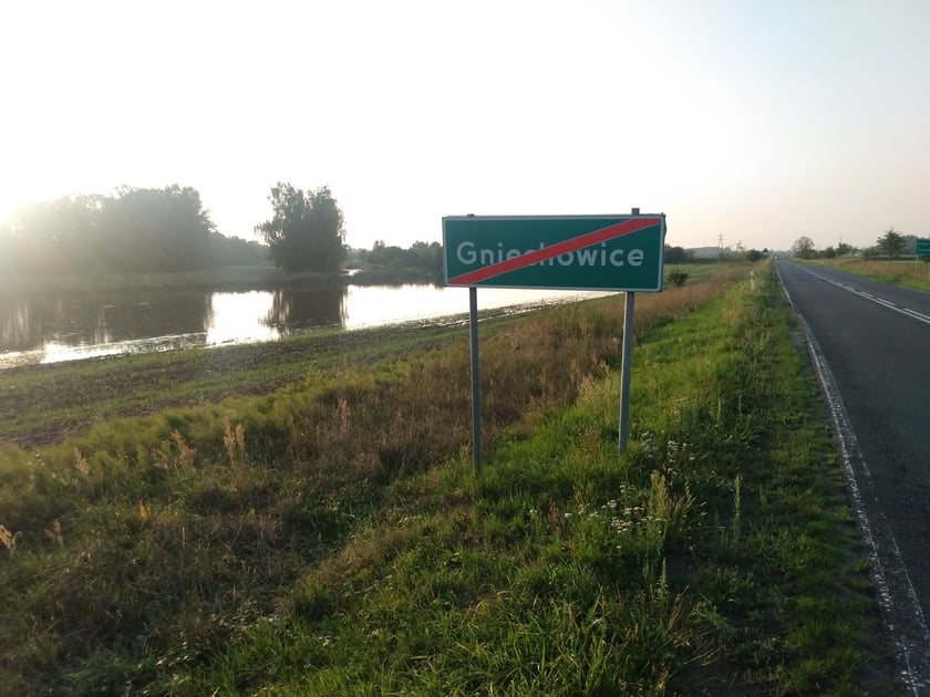 Rzeka Czarna Woda w Gniechowicach wylała się ze swojego koryta.