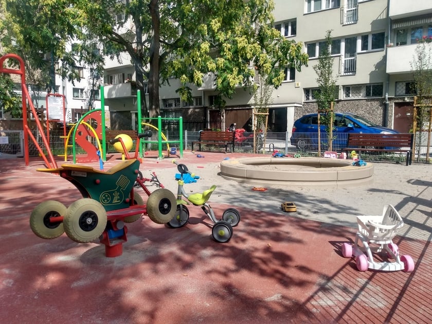 Na podwórku pomiędzy ulicą Kotlarską i pl. Nowy Targ zamontowano podziemne kubły