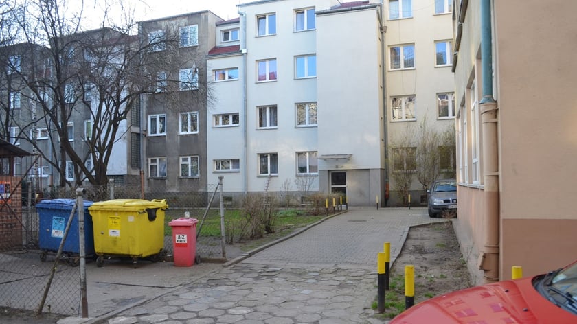 Na podwórku pomiędzy ulicą Kotlarską i pl. Nowy Targ zamontowano podziemne kubły