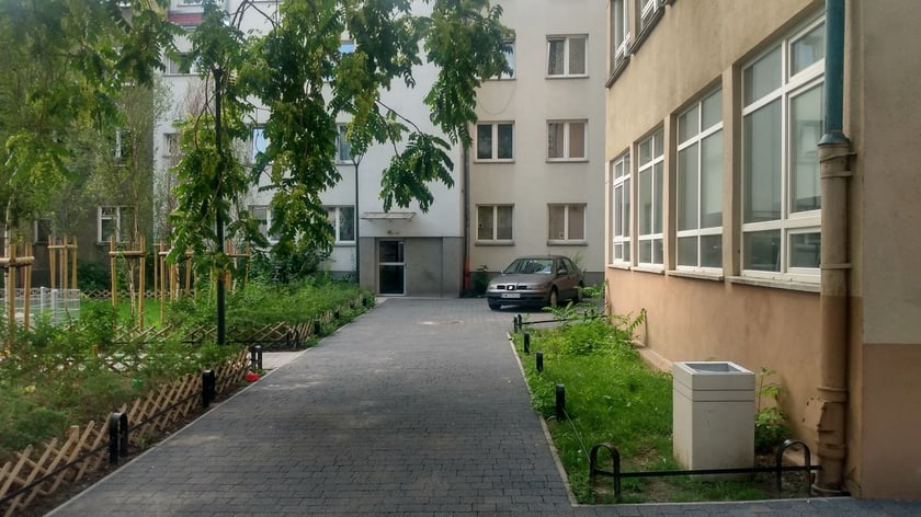 Na podwórku pomiędzy ulicą Kotlarską i pl. Nowy Targ zamontowano podziemne kubły
