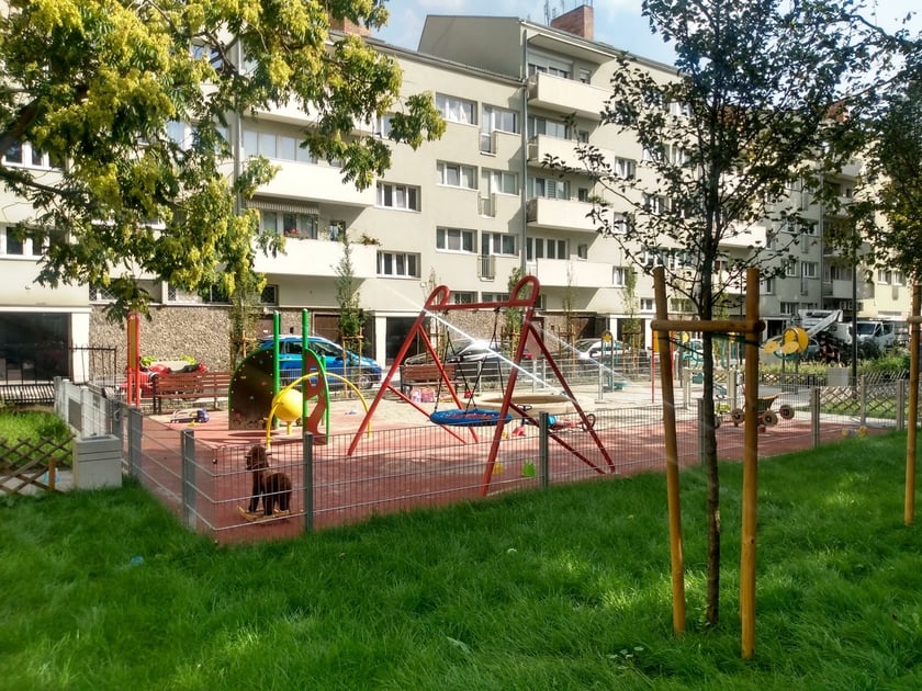 Na podwórku pomiędzy ulicą Kotlarską i pl. Nowy Targ zamontowano podziemne kubły