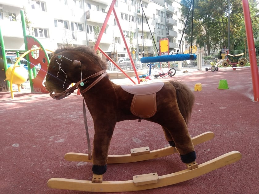 Na podwórku pomiędzy ulicą Kotlarską i pl. Nowy Targ zamontowano podziemne kubły