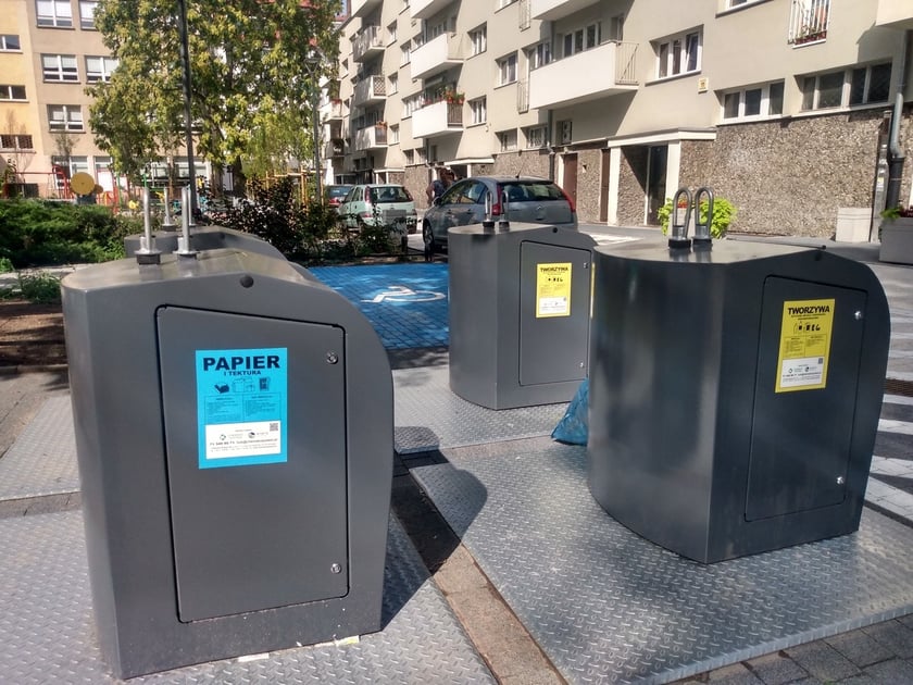 Na podwórku pomiędzy ulicą Kotlarską i pl. Nowy Targ zamontowano podziemne kubły
