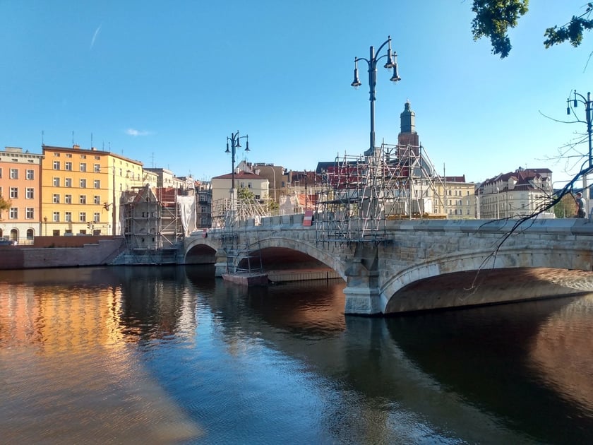 W ostatnich dniach sierpnia na moście Pomorskim zamontowano pierwsze, oczyszczone maszkarony.