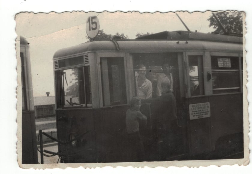 Dawny przystanek tramwaju nr 15 przy skrzyżowaniu Jesionowej  i Otmuchowskiej ? ok. 1969 r.