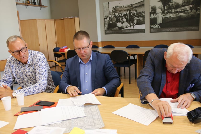Porozumienie podpisali związkowcy NSZZ ?Solidarność? działający w UM Wrocławia i jednostkach miejskich podległych Prezydentowi Wrocławia, Kazimierz Kimso, przewodniczący Regionu NSZZ ?Solidarność? Dolny Śląsk, Włodzimierz Patalas, sekretarz Wrocławia i Marcin Urban, skarbnik Wrocławia.